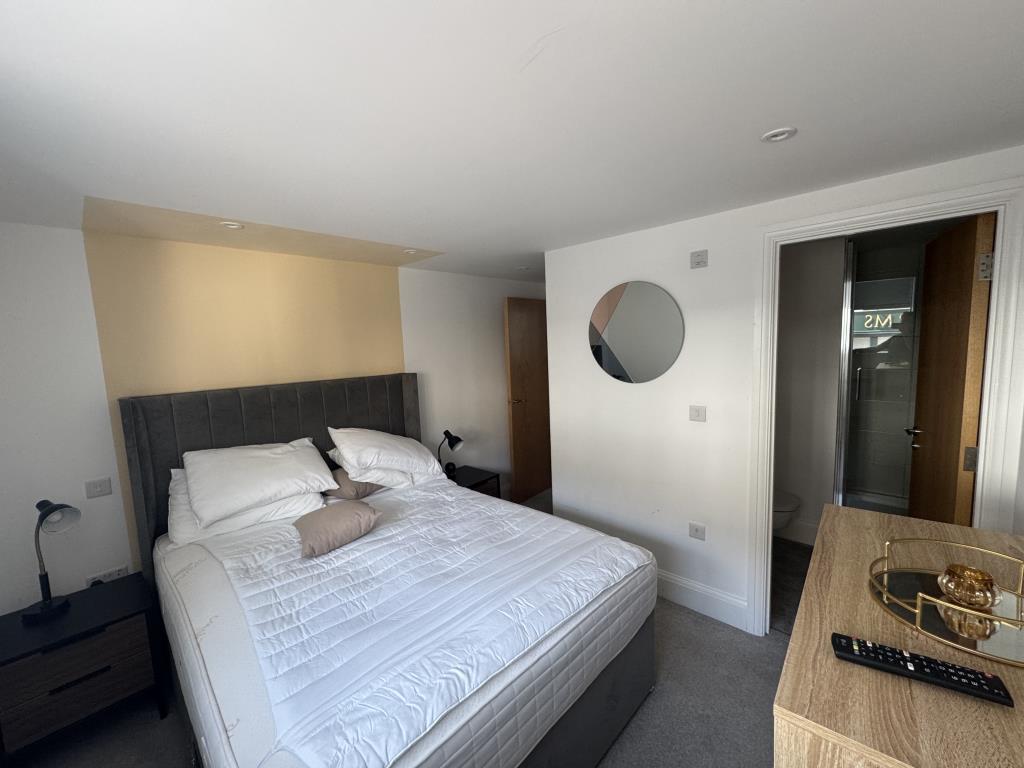 Lot: 87 - A WELL PRESENTED FLAT WITHIN CLOSE PROXIMITY TO TORQUAY HARBOUR - Bedroom one